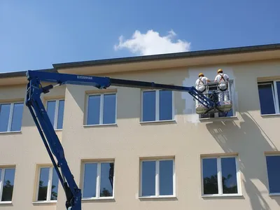 Homlokzatfestés kosaras emelőgéppel