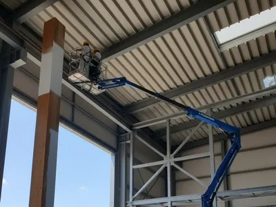 Fa- és fémszerkezetek festése kosaras emelőgéppel